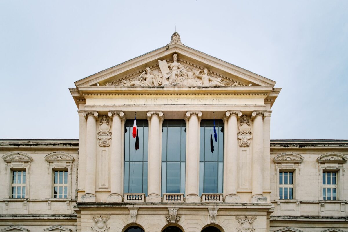 essai police philippe rôle controverses crédits